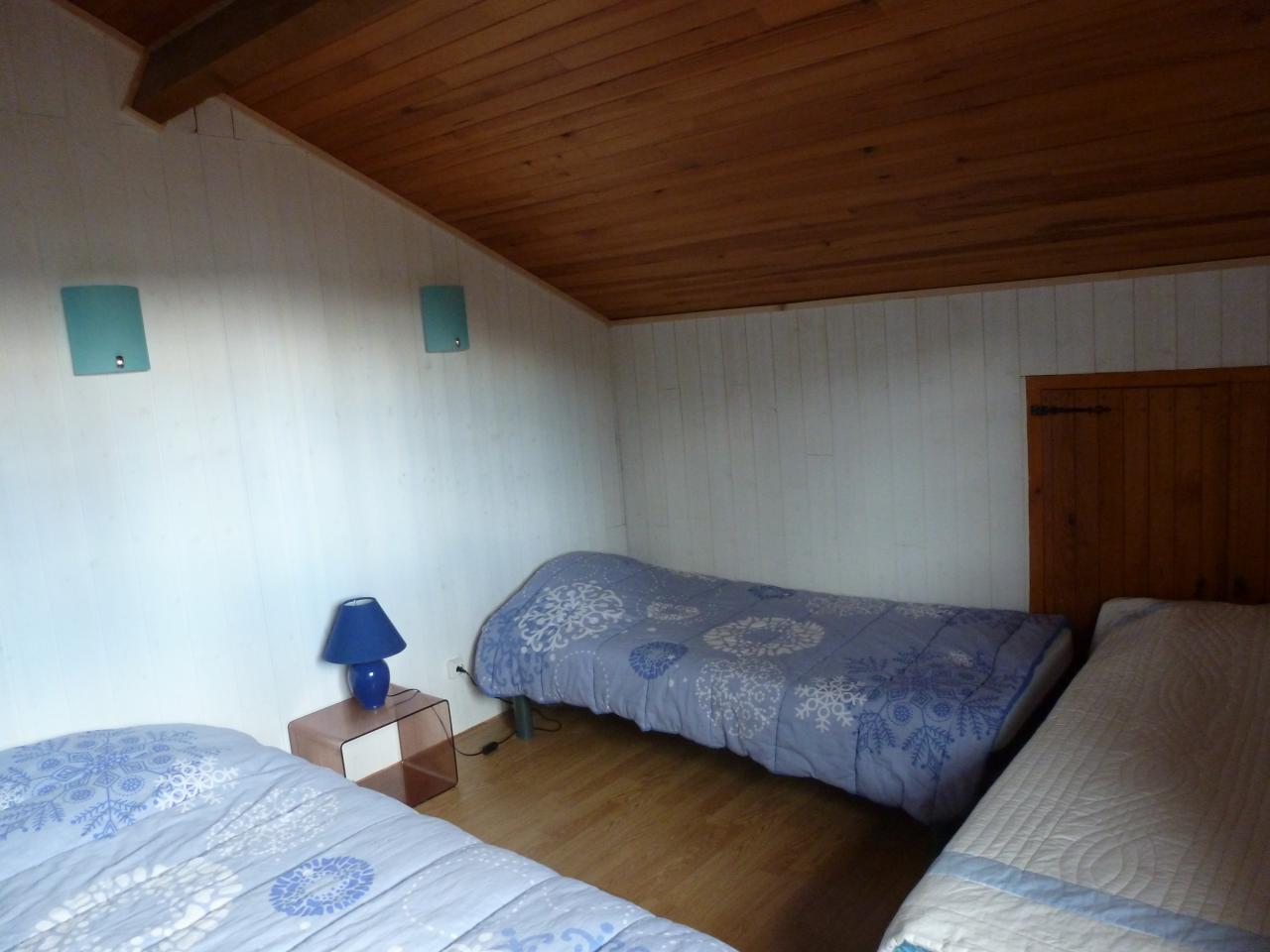 P1010846Chambre avec 3 lits en 90